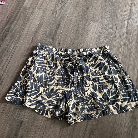 Pants - Leaf Print Women's Shorts